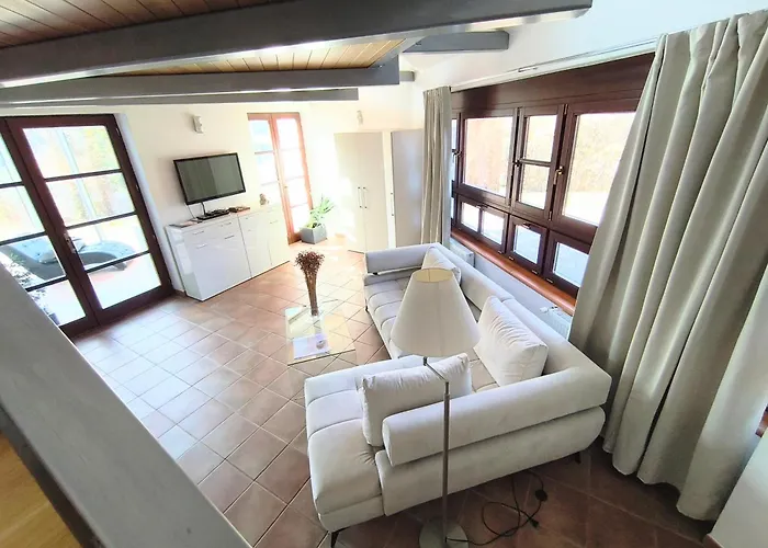 Sculpture Gallery Apartment, Vysne Ruzbachy, Garden, Garage *